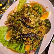 บ้านไม้ริมน้ำ