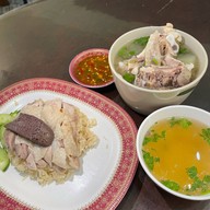 แม่เฮียง ข้าวมันไก่รสนิยม ป้ายสีแดง ❤️ เจ้าเก่าดั้งเดิม ตลาดในสุขุมาลย์ สระบุรี