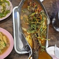 บ้านไม้ริมน้ำ