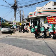 ข้าวขาหมูสีลม กับ กะเพราขาหมูโครตอร่อย ท่าข้าม28