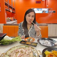 มีท ฮันเตอร์ Little Walk - Rattanathibeth : (ลิตเติ้ล วอล์ค รัตนาธิเบศร์)