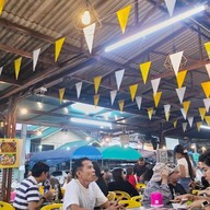 บรรยากาศ ร้านริมเขื่อน จุ๋มหนวดซีฟู๊ดร้านริมถนน (ริมเขื่อนเจ้าเก่า)