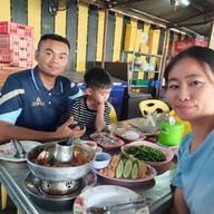 บรรยากาศ ร้านริมเขื่อน จุ๋มหนวดซีฟู๊ดร้านริมถนน (ริมเขื่อนเจ้าเก่า)