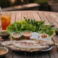 กระเพราหมูกรอบ (อาหารตามสั่ง) ชื่อร้านตําเมามัน(ป้ายสีเหลือง)