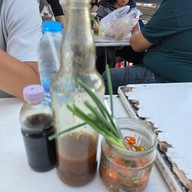 ข้าวหมูแดงหมูกรอบ หงษ์หยก