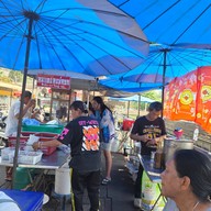 ข้าวหมูแดงหมูกรอบ หงษ์หยก