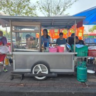 ข้าวหมูแดงหมูกรอบ หงษ์หยก