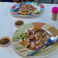 ข้าวหมูแดงหมูกรอบ หงษ์หยก