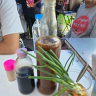 ข้าวหมูแดงหมูกรอบ หงษ์หยก