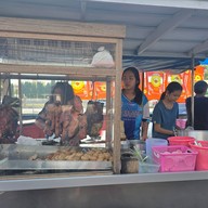 ข้าวหมูแดงหมูกรอบ หงษ์หยก