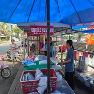 ข้าวหมูแดงหมูกรอบ หงษ์หยก