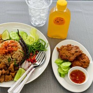ข้าวคลุกกะปิ เจ๊หุยตลาดน้อย ถ. กัลปพฤกษ์ ติดถนนใหญ่แยกกำนันแม้น ตรงข้ามโฮมโปร ถนนกัลปพฤกษ์