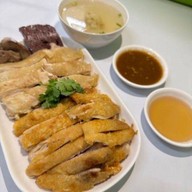 ร้านข้าวมันไก่นายเนย ตลาดสถานี BTS ช้างเอราวัณ