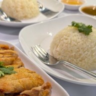 ร้านข้าวมันไก่นายเนย ตลาดสถานี BTS ช้างเอราวัณ
