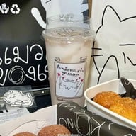 แมวเป็นของเหลว ขนม ชูครีม ชานม โกโก้ กาแฟ นมเผือก น้ำส้ม แมวเป็นของเหลว