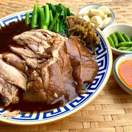 ข้าวขาหมูสีลม กับ กะเพราขาหมูโครตอร่อย ท่าข้าม28