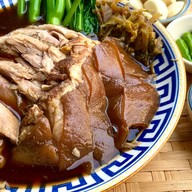 ข้าวขาหมูสีลม กับ กะเพราขาหมูโครตอร่อย ท่าข้าม28