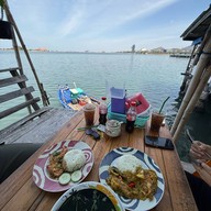 ร้านมุมลับราดหน้านายซอ