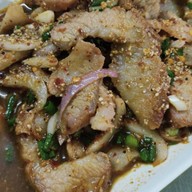 อิ่มจังทำเอง กะเพราถาด (เจ้าเดิมย้ายมาจากสาทรซอย 2) ตึก SV tower พระราม 3 ศูนย์อาหารชั้น LG รับอาหารที่ร้านข้าวแกงแม่ปุ้ย