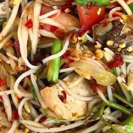 กระเพราหมูกรอบ (อาหารตามสั่ง) ชื่อร้านตําเมามัน(ป้ายสีเหลือง)