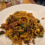 กะเพราขุนช้าง สุขุมวิท 16