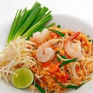 ผัดไทครบรส&ลูกชิ้นทองสุข