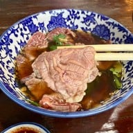 เมนูของร้าน มังกรเนื้อตุ๋น ก๋วยเตี๋ยวเนื้อตุ๋น-หมูตุ๋น