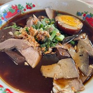 ก๋วยจั๋บเจ้าเก่าหน้าวัดพระศรีรัตนมหาธาตุ