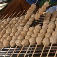 ลูกชิ้นปิ้ง BOWBALLBOX by โกเหนียว (สะเด่าโฮก!!) สลัด แหนมเนือง เมี่ยง