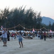 บรรยากาศ ตลาดลงเล หาดสามร้อยยอด