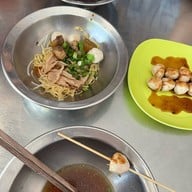 ก๋วยเตี๋ยวหมูน้ำแดง เด็ดดวง (โกหย่วน) เพชรบุรี