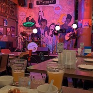 บรรยากาศ 7th Street bar&bistro เมกา บางนา