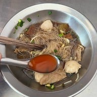 ก๋วยเตี๋ยวหมูน้ำแดง เด็ดดวง (โกหย่วน) เพชรบุรี