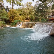 บรรยากาศ ร้านป้ามะลิ น้ำตกริมทาง