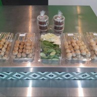 เมนูของร้าน ลูกชิ้นปิ้ง BOWBALLBOX by โกเหนียว (สะเด่าโฮก!!) สลัด แหนมเนือง เมี่ยง