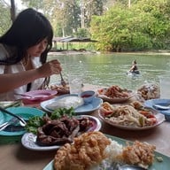 ร้านป้ามะลิ น้ำตกริมทาง