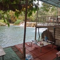 บรรยากาศ ร้านป้ามะลิ น้ำตกริมทาง