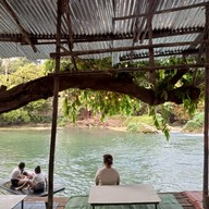 บรรยากาศ ร้านป้ามะลิ น้ำตกริมทาง