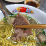 เมนูของร้าน ก๋วยเตี๋ยวเฮียธง ลูกชิ้นเนื้อวัว