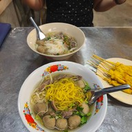 เมนูของร้าน ก๋วยเตี๋ยวเฮียธง ลูกชิ้นเนื้อวัว