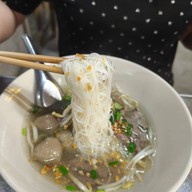 เมนูของร้าน ก๋วยเตี๋ยวเฮียธง ลูกชิ้นเนื้อวัว