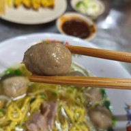 เมนูของร้าน ก๋วยเตี๋ยวเฮียธง ลูกชิ้นเนื้อวัว