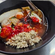 เมนูของร้าน กิมง้วนลูกชิ้นปลา (MICHELIN Bib Gourmand) จอมทอง