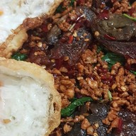 อิ่มจังทำเอง กะเพราถาด (เจ้าเดิมย้ายมาจากสาทรซอย 2) ตึก SV tower พระราม 3 ศูนย์อาหารชั้น LG รับอาหารที่ร้านข้าวแกงแม่ปุ้ย