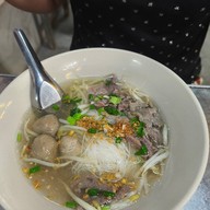 เมนูของร้าน ก๋วยเตี๋ยวเฮียธง ลูกชิ้นเนื้อวัว