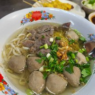 เมนูของร้าน ก๋วยเตี๋ยวเฮียธง ลูกชิ้นเนื้อวัว