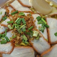 ชัย ชัยชนะบะหมี่เกี๊ยว หมูแดง หมูกรอบ - ท่าโพธิ์