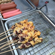 ลูกชิ้นปิ้ง BTS สนามเป้า ทางออก 3