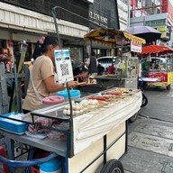 ลูกชิ้นปิ้ง BTS สนามเป้า ทางออก 3