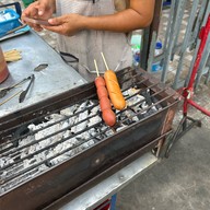 ลูกชิ้นปิ้ง BTS สนามเป้า ทางออก 3